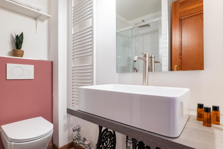 Bathroom 2, Piolet Panoramic Apartments, Aosta