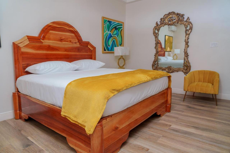 2, Royale Jazz Hotel