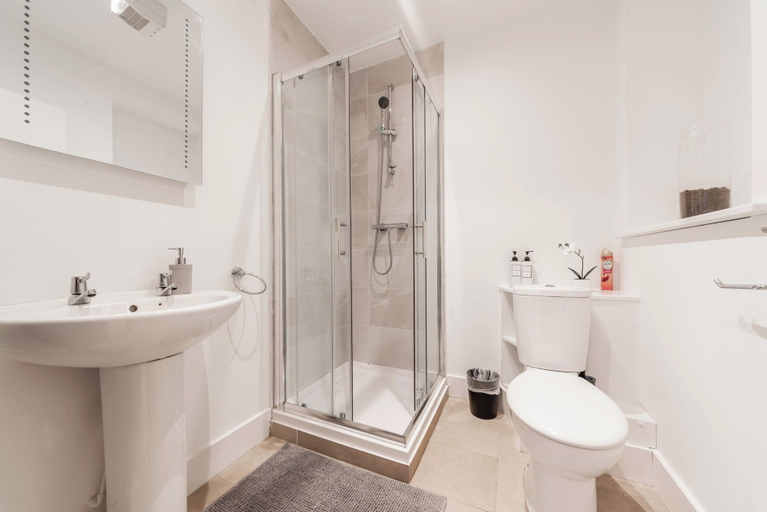 Bathroom 2, Central - Stay 2 - Near Transport - Paid Parking, Kent
