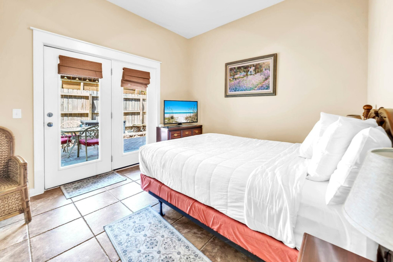 Room 4, Casa Valencia, Bay