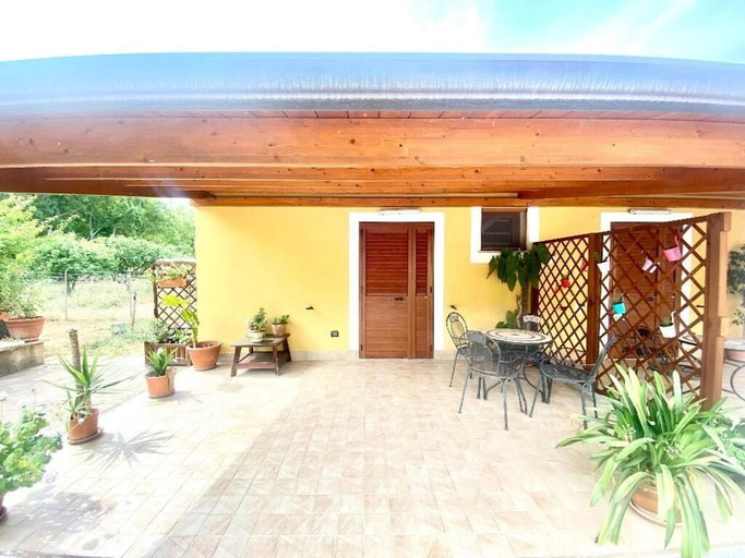 Outdoor dining 5, Villa Pedrosu, Sassari