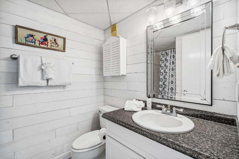 Bathroom 4, Moondrifter 208, Bay