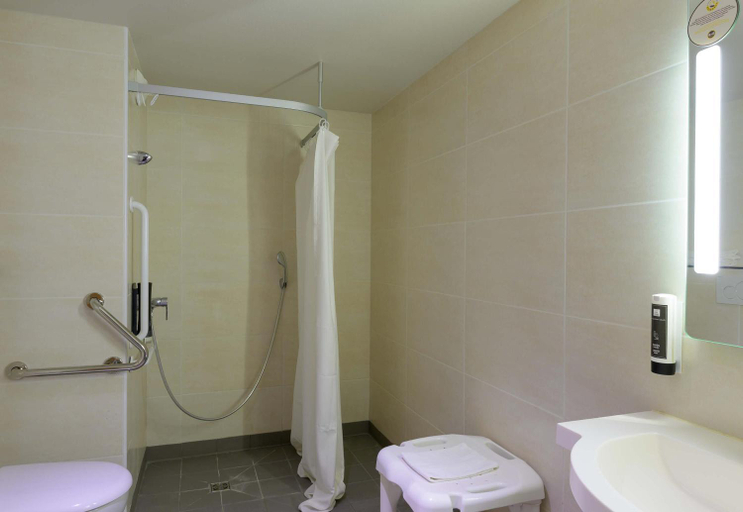 Bathroom 4, B&B HOTEL Marne-la-Vallée Torcy Gare 3 étoiles, Seine-et-Marne
