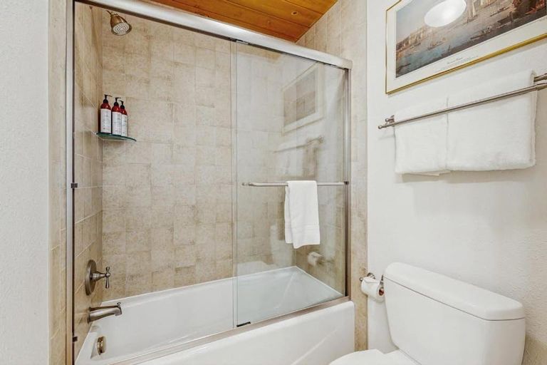 Bathroom 3, Atelier 1015, Blaine