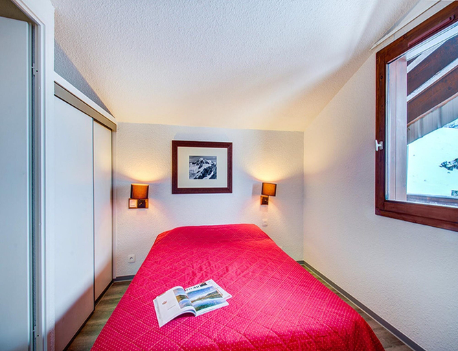 Room, Spacious Ski Apartment for Six, Savoie