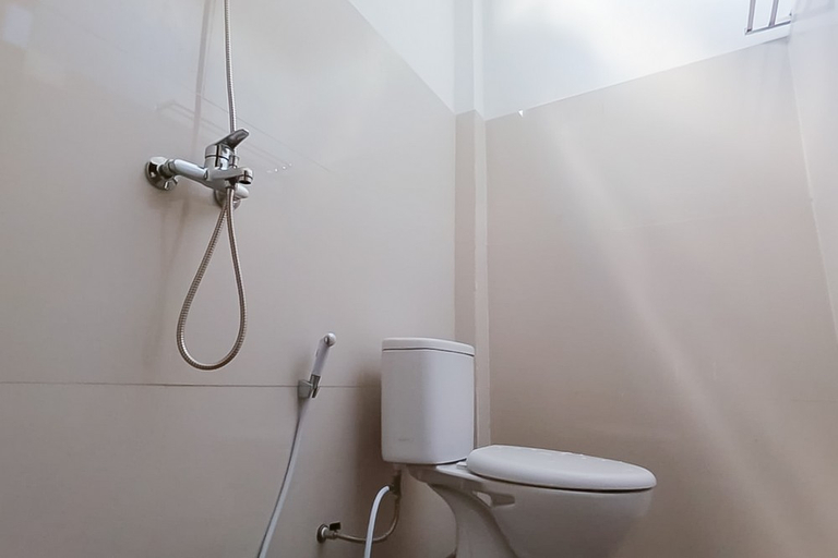 Bathroom 3, Urbanview Hotel Lamin Palangkaraya by RedDoorz, Palangkaraya