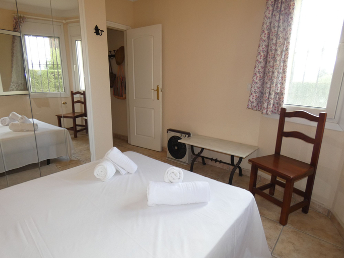 Room 2, Ch103 in Oliva With 3 Bedrooms and 2 Bathrooms, Valencia