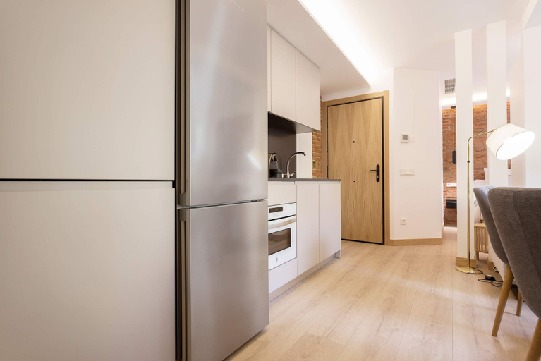 Room 2, Stylish 1-bd Apart in Bernab u Concha Espina II, Madrid