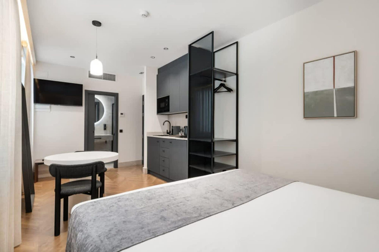 Room 5, Pac Fico Deluxe King Suite Near Retiro, Madrid