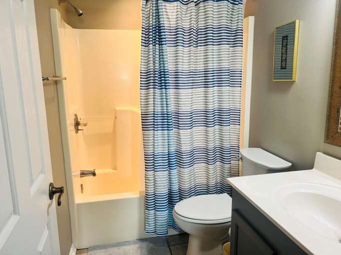 Bathroom 2, Elegant Egret 4 Bedroom Home by RedAwning, Brunswick