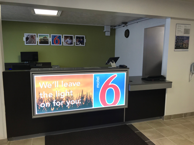 Public Area 2, Motel 6 North Olmsted, OH - Cleveland, Cuyahoga