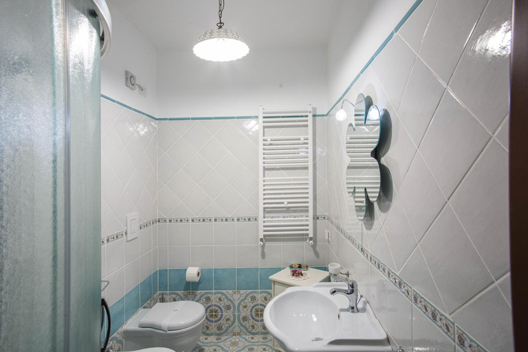 Bathroom 3, Casa di Arturo, Latina