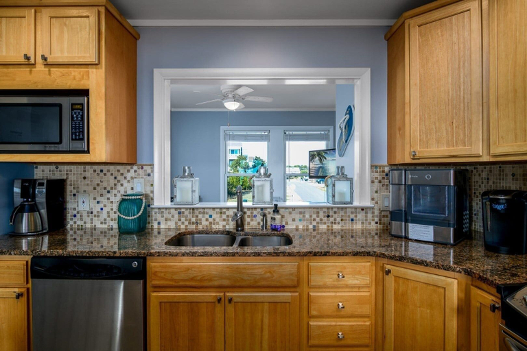Private kitchen 1, Ohana - 4 Br Home, Brunswick