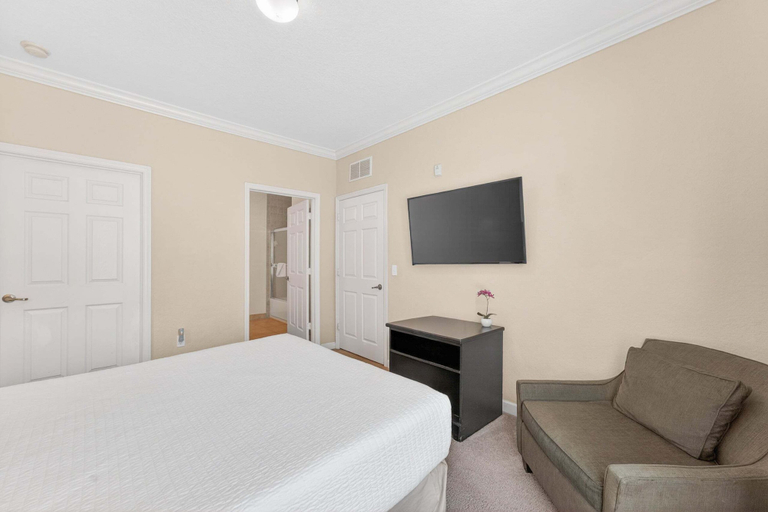 Room 5, Condo 2BR With Lanai & Shared Pool, hot Tub, gym, Osceola