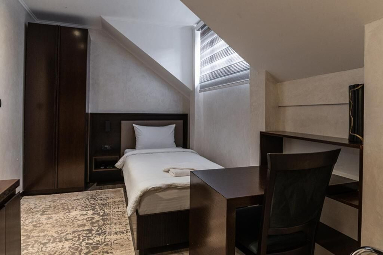 Room 5, Hotel Astral, Ruma