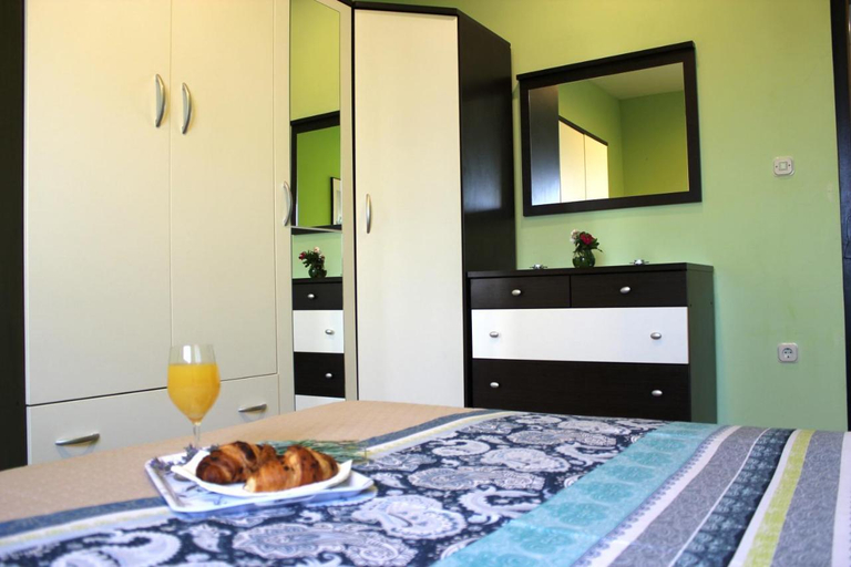 Bedroom 2, Roses Apartment, Preko