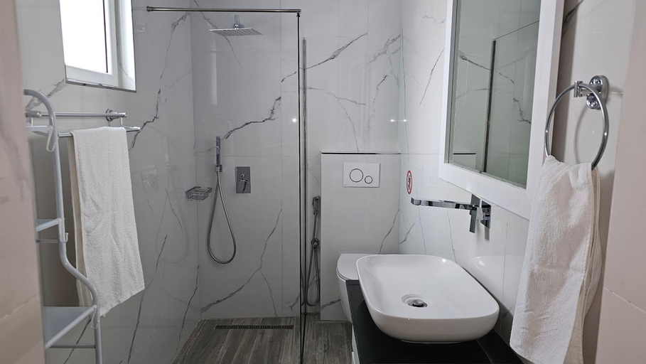 Bathroom 4, Camela Apartments, Sarandës