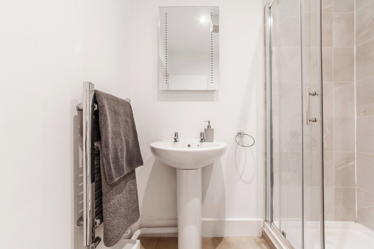 Bathroom 4, Central - Stay 2 - Near Transport - Paid Parking, Kent