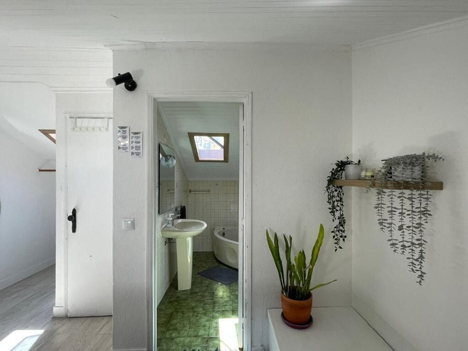 Bathroom 4, Maria, Lisbon