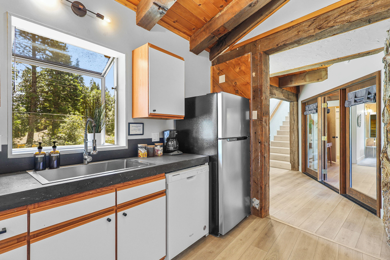 Others 5, Basecamp Lodge, Siskiyou