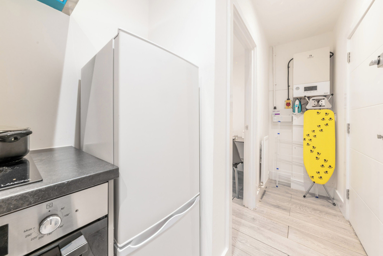 Interior 5, Central - Stay 2 - Near Transport - Paid Parking, Kent