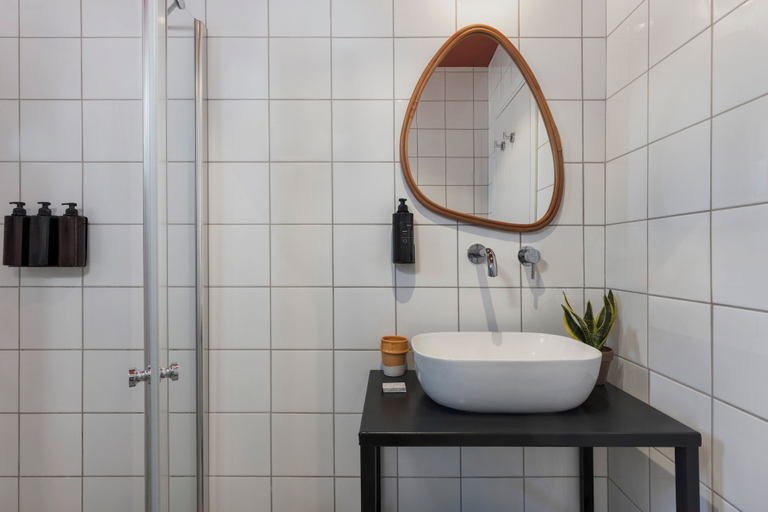 Bathroom 5, Solaya Kineret