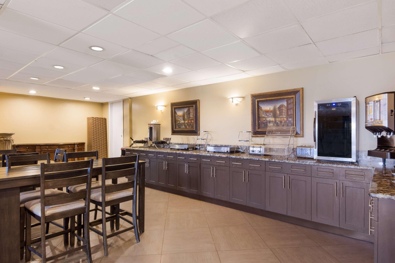 Food & Drinks 5, SureStay Hotel by Best Western St. Pete Clearwater, Pinellas