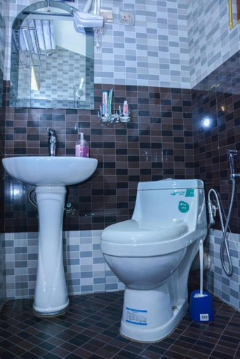 Bathroom 3, SamWeb Bed and Breakfast, Jinja