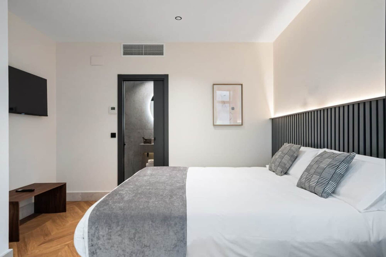 Room 2, Pac Fico Patio Suite Near Retiro, Madrid