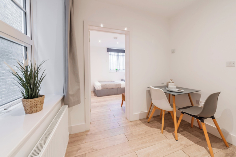 Interior 3, Central - Stay 2 - Near Transport - Paid Parking, Kent