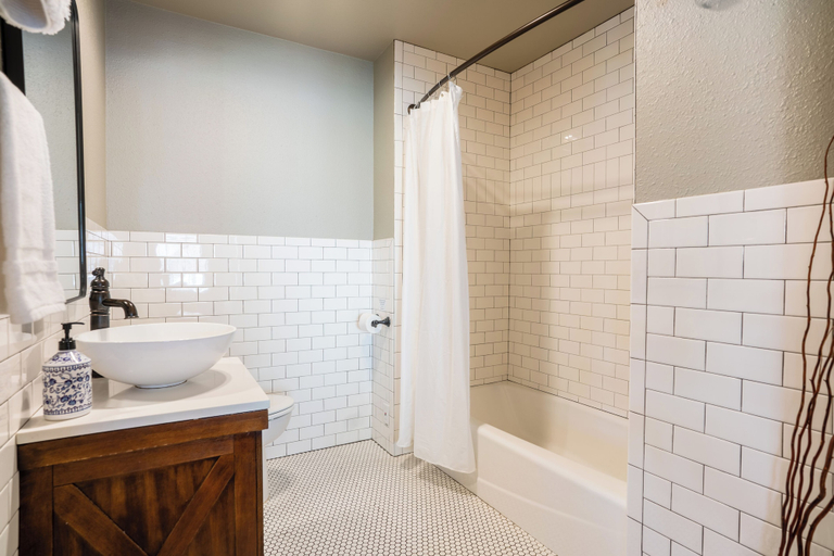 Bathroom 4, Shasta View Lodge, Siskiyou