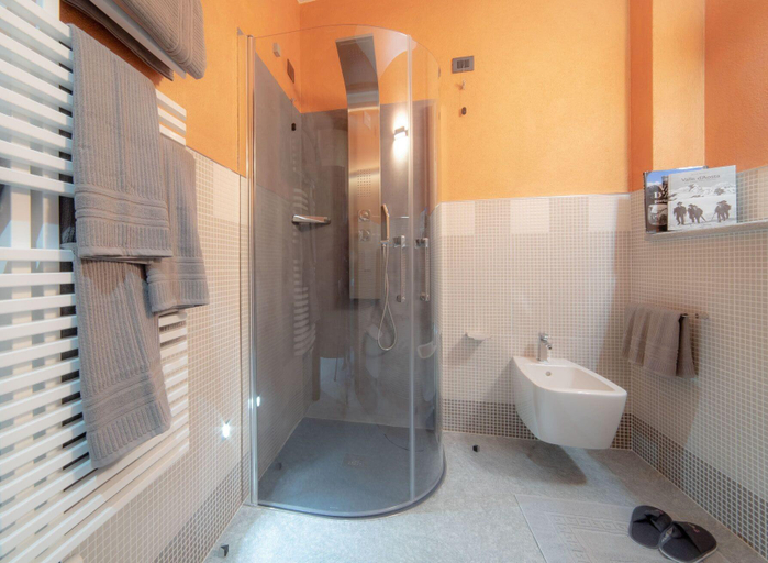Bathroom 4, Wine-Farm La Source, Aosta