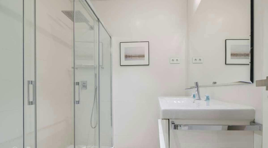 Room 2, w Warm 1BR in the Vibrant Chueca Neighborhood, Madrid