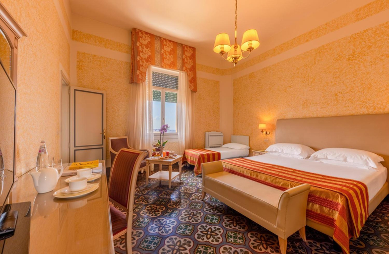 Bedroom 3, Grand Hotel Royal, Lucca