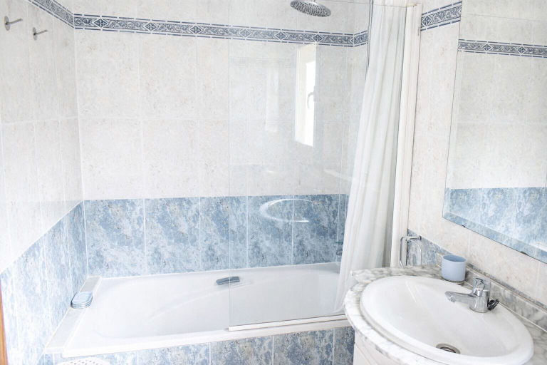 Room 4, Ch1200 in Oliva With 3 Bedrooms and 2 Bathrooms, Valencia