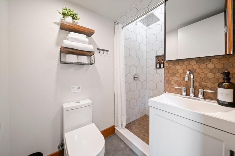Bathroom 3, Basecamp Lodge, Siskiyou