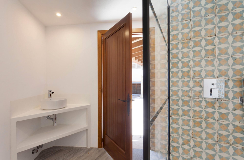 Room 5, Casa Pont Roma by Vida Villas Private Pool Walk to Restaurants and Shops, Baleares