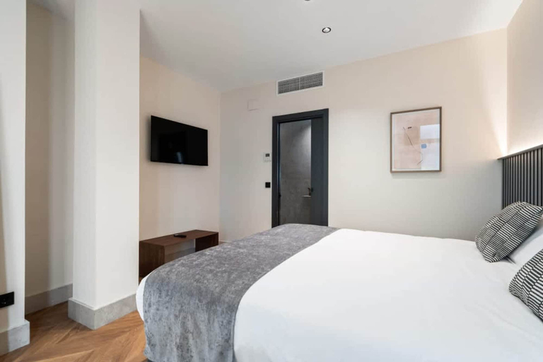 Room 3, Pac Fico Patio Suite Near Retiro, Madrid