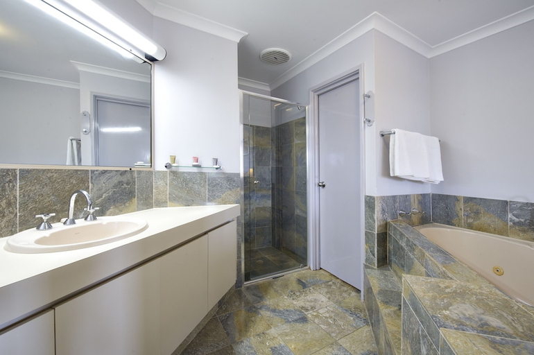 Bathroom 5, Abbey Beach Resort, Busselton