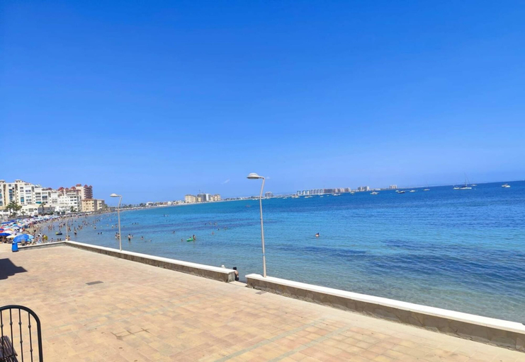 Room 4, Beachfront 3BR Condo w Pool Views Sleeps 10, Murcia