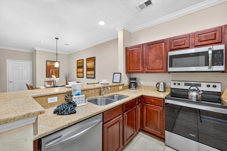 Private kitchen 3, Condo 2BR With Lanai & Shared Pool, hot Tub, gym, Osceola