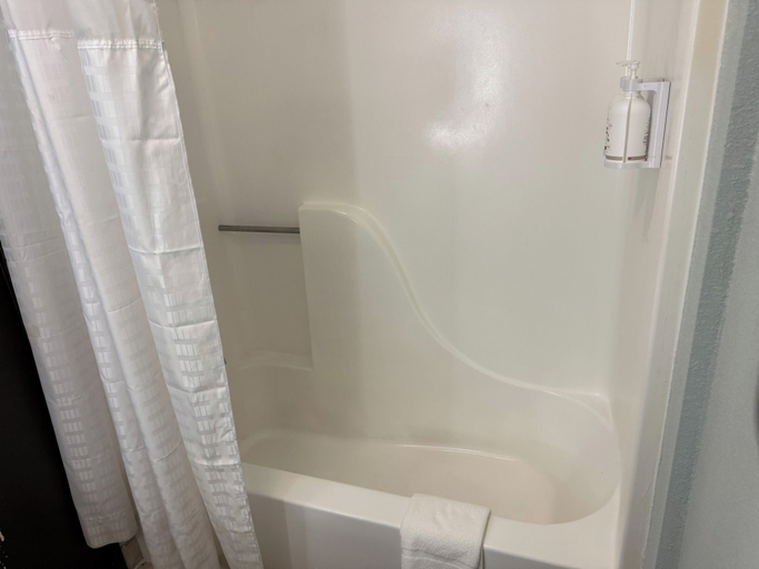 Bathroom 5, Wingate by Wyndham Livonia, Wayne