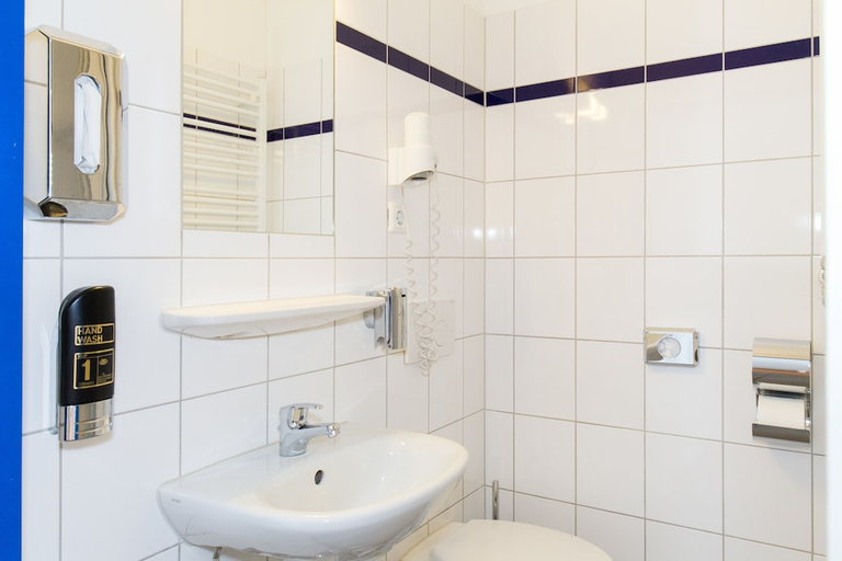 Bathroom 5, a&o Graz Hauptbahnhof - Hostel, Graz