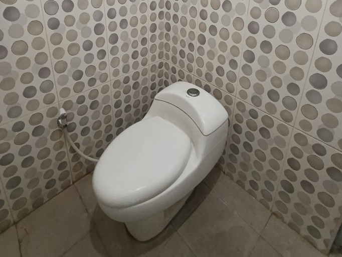 Bathroom, RedDoorz Syariah @ Kartohardjo Madiun, Madiun