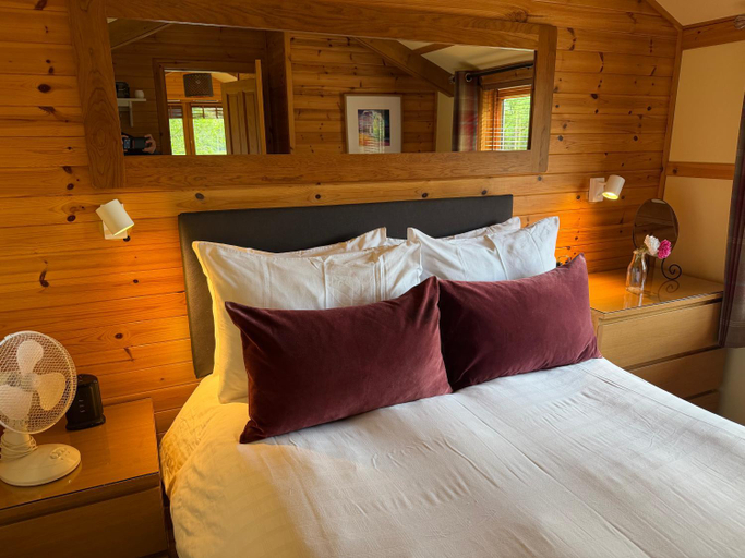Bedroom 2, Rashfield Sheilings - Unique Riverside Lodges, Argyll and Bute