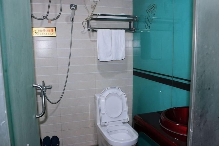 Bathroom 3, Danjiangkou Xinlong Hotel, Shiyan