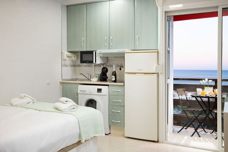 Room 2, AS EXT BMD Naciones 808, Málaga