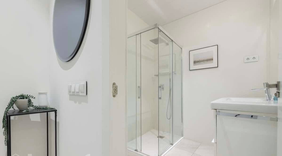 Room 4, w Warm 1BR in the Vibrant Chueca Neighborhood, Madrid