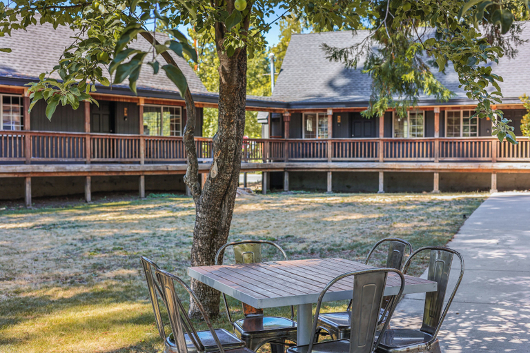 Exterior & Views 2, Shasta View Lodge, Siskiyou
