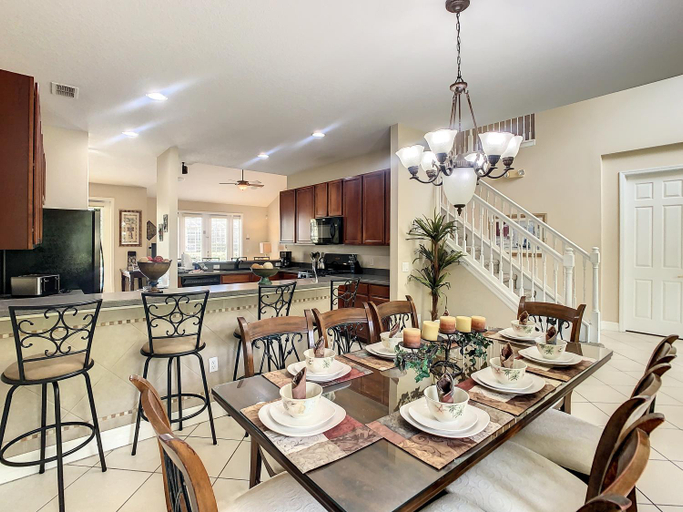 Food & Drinks 4, Fantastic 7 Bed 6 Bath in Prestigious Gated Comm., Osceola
